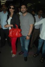 Shilpa Shetty, Raj Kundra snapped at International Airport, Mumbai on 27th Aug 2011 (24).JPG